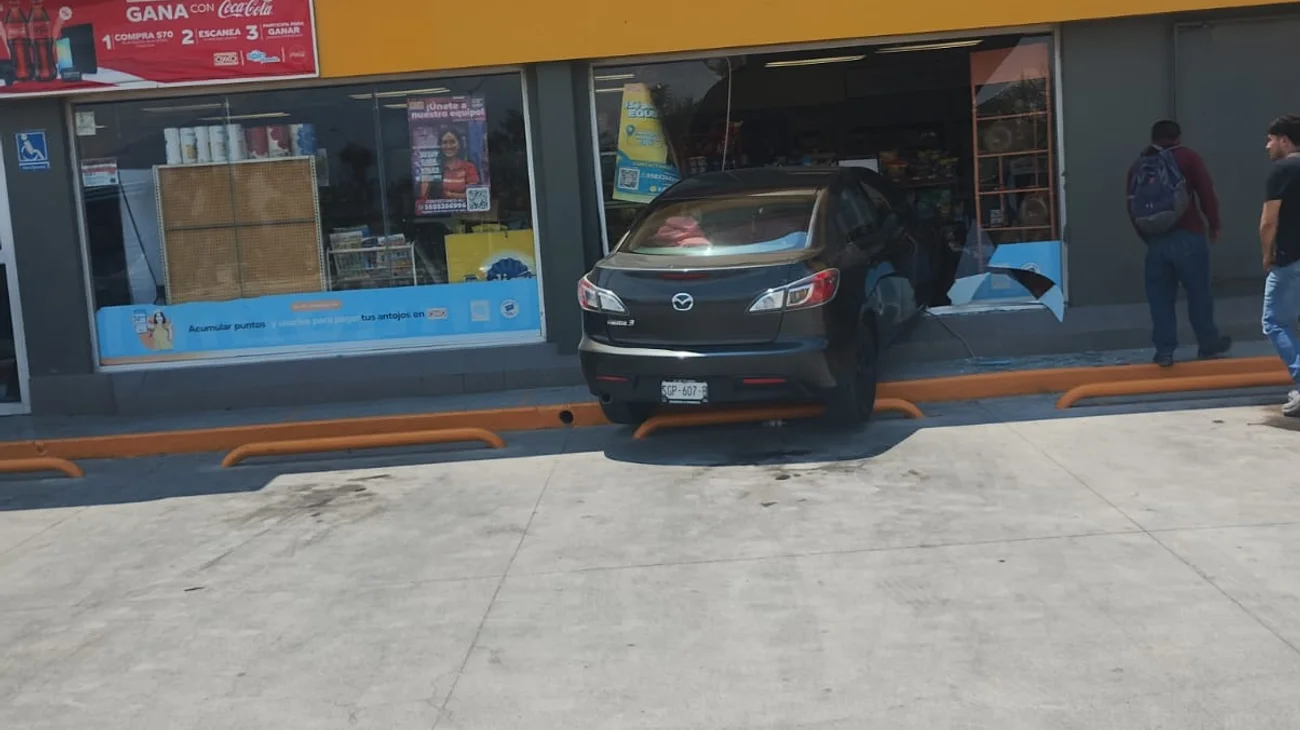 Confunde pedales y se impacta contra tienda de conveniencia