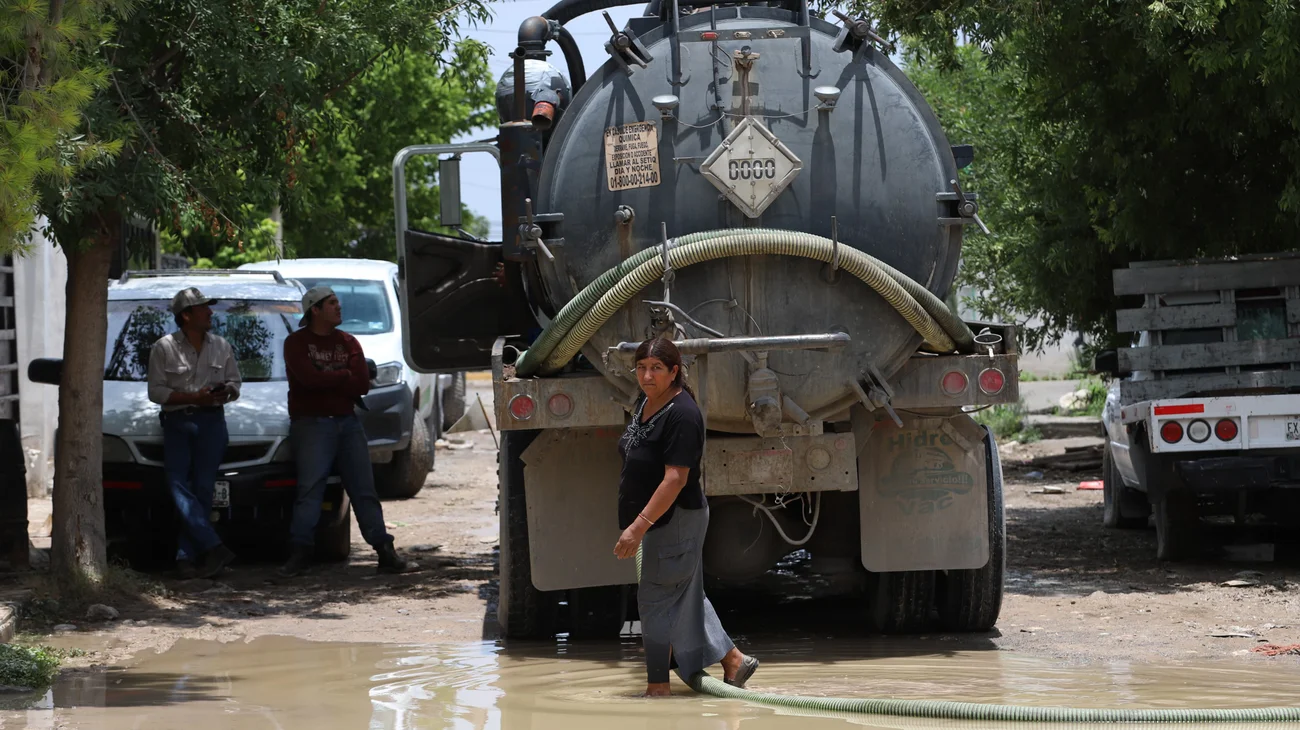 Gobierno de Arteaga atiende colonias afectadas por inundaciones