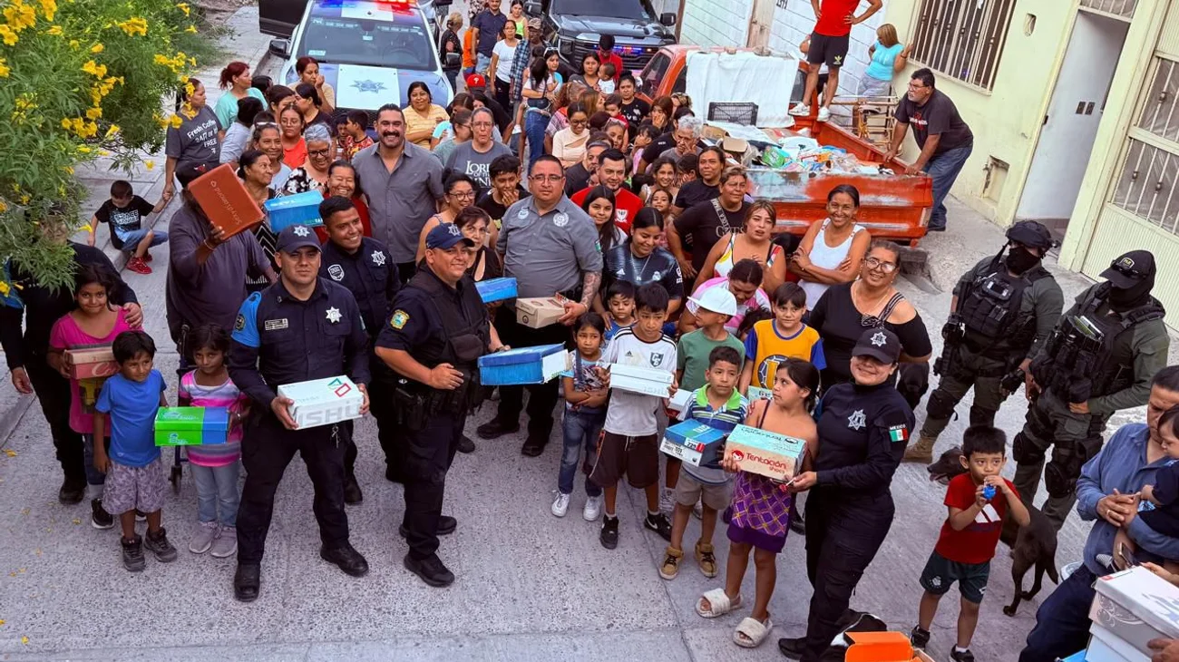 Policía de Coahuila reparte más de 3,000 pares de zapatos