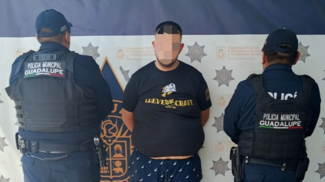 Motociclista derrapa y le encuentran droga; es detenido