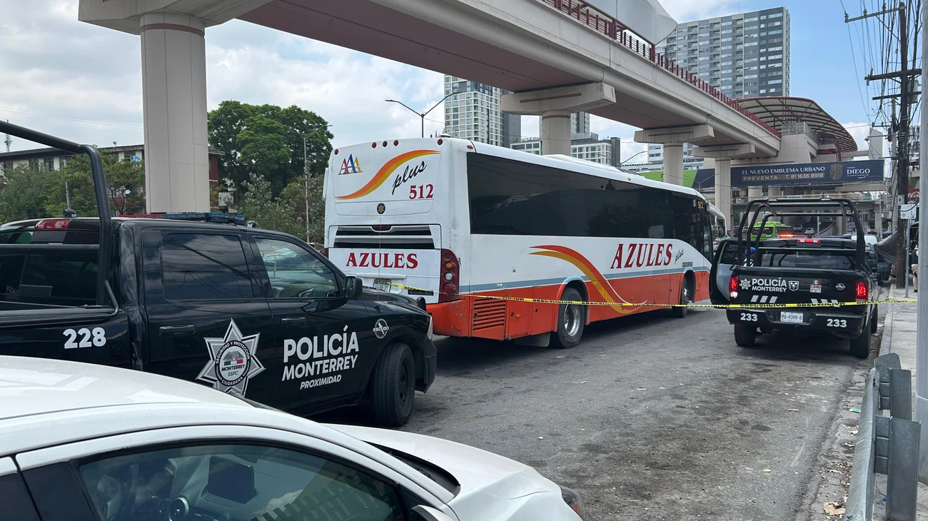 Hombre muere a bordo de camión de pasajeros en Monterrey