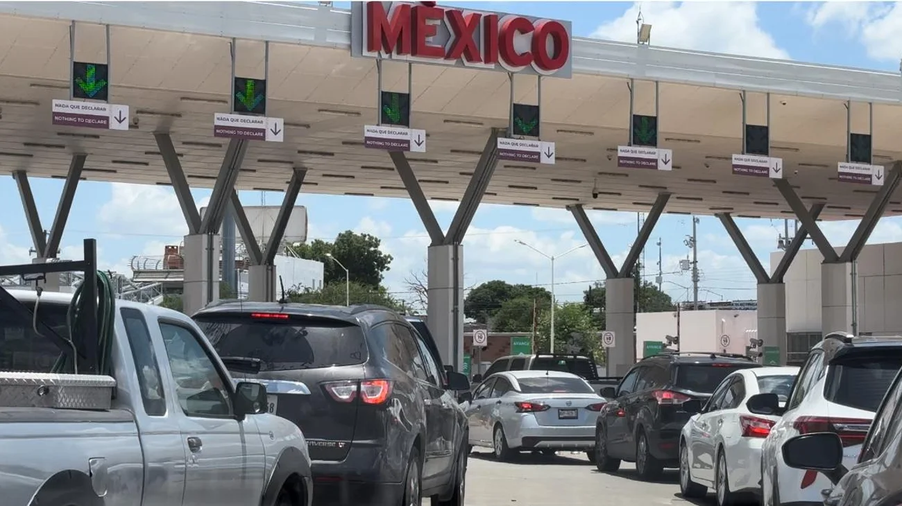 Largas filas para cruzar a México, por cierre de aduana