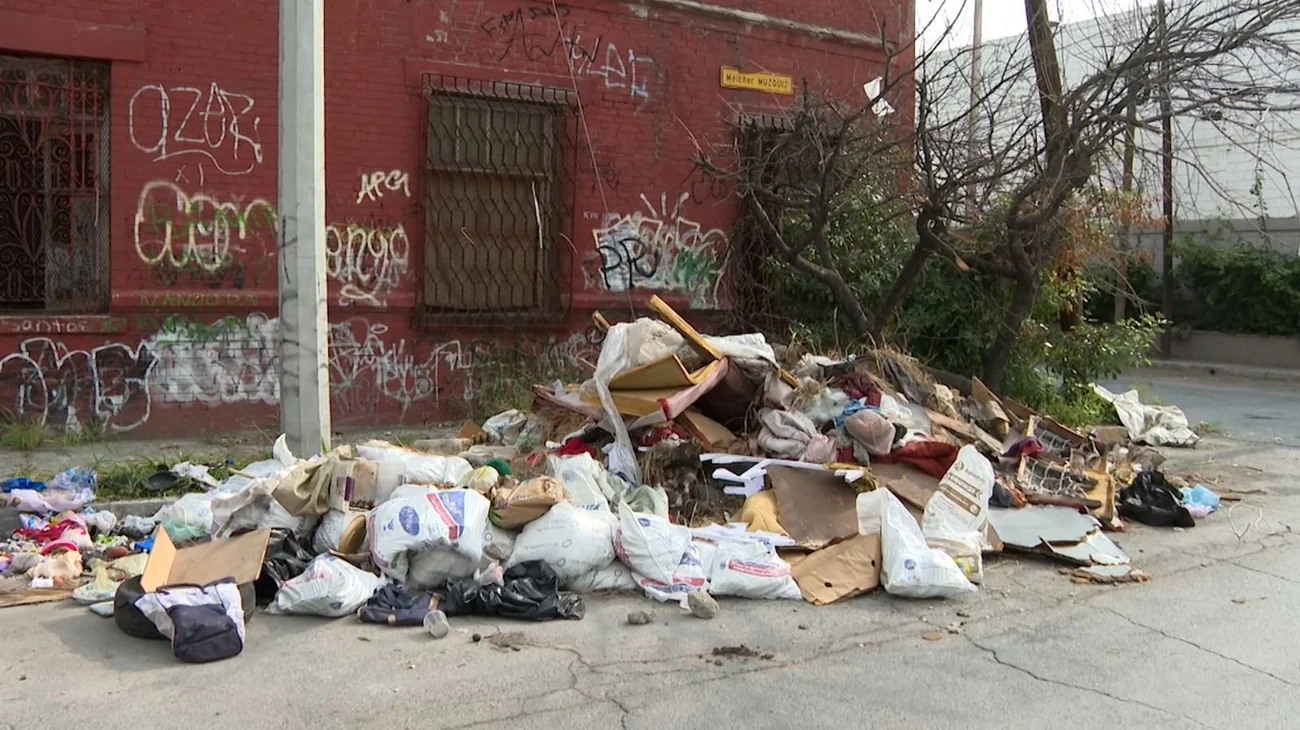 Denuncian basurero en vía pública en Monterrey