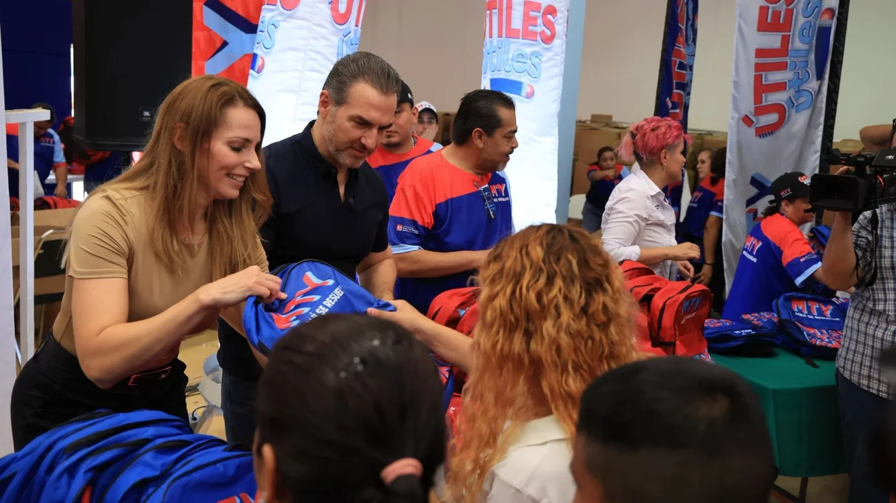 Entrega Adrián útiles escolares; repartirán 80,000 paquetes