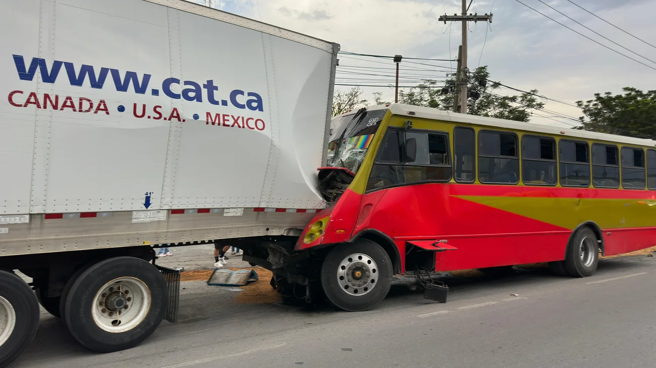 Choque autobús y tráiler deja 34 lesionados en Ramos Arizpe