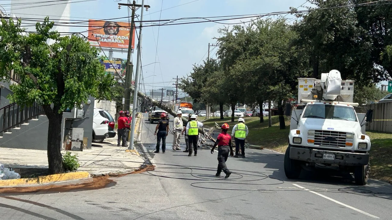 Cae poste de luz sobre avenida Garza Sada; colapsa vialidad