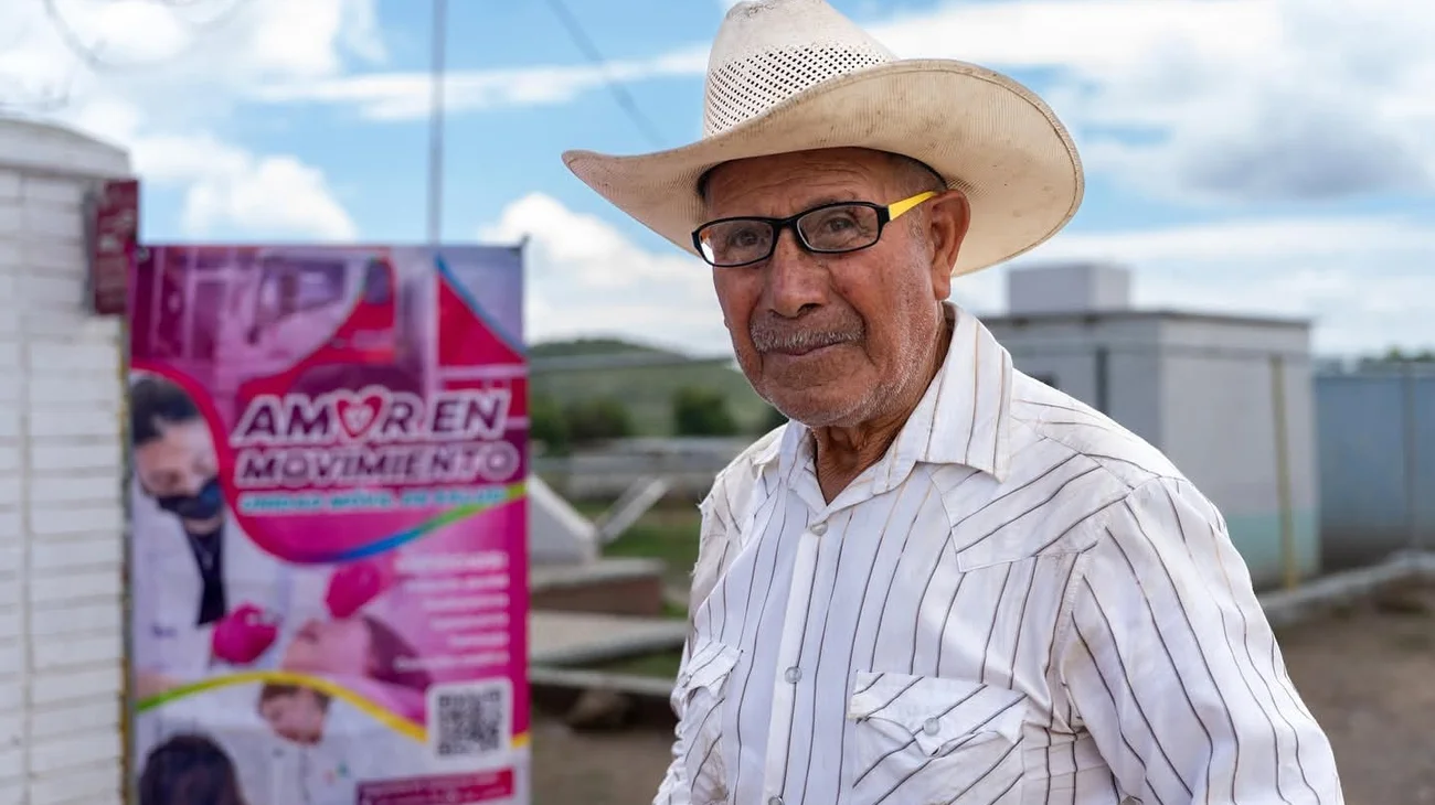 Entrega de lentes en Las Hormigas por parte del DIF Saltillo