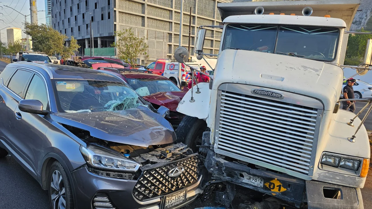 Truena llanta de camión, brinca camellón e impacta a dos autos