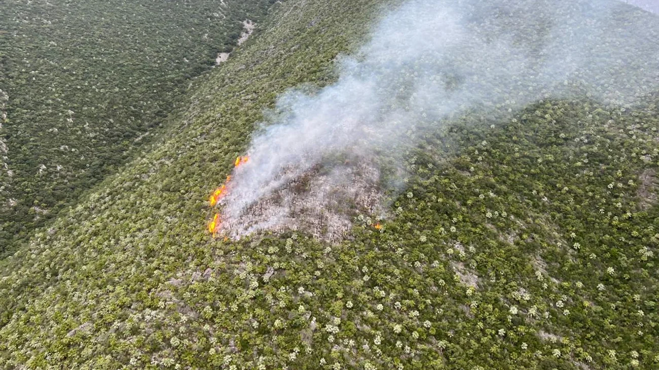 Vive Nuevo León una jornada intensa de incendios
