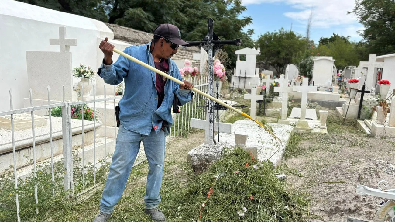 Brinda ayuntamiento de Parras mantenimiento a panteón San José.