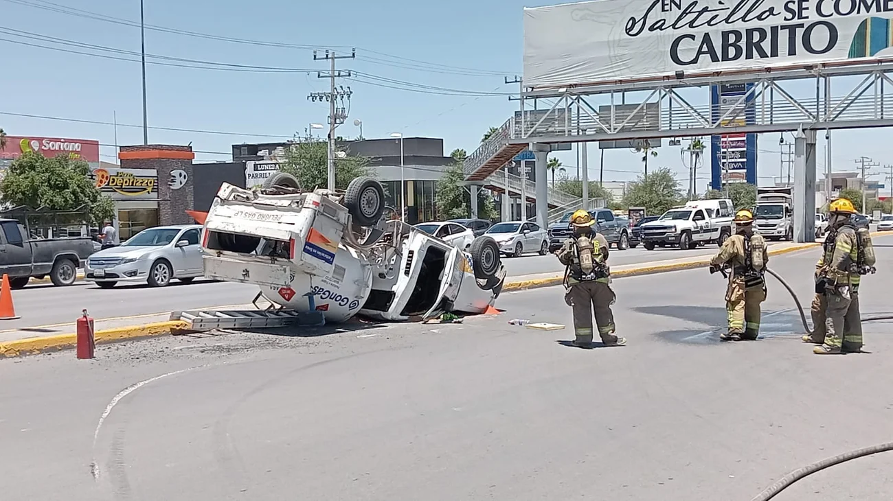 Vuelca pipa tras choque por alcance en Saltillo; responsable huyó