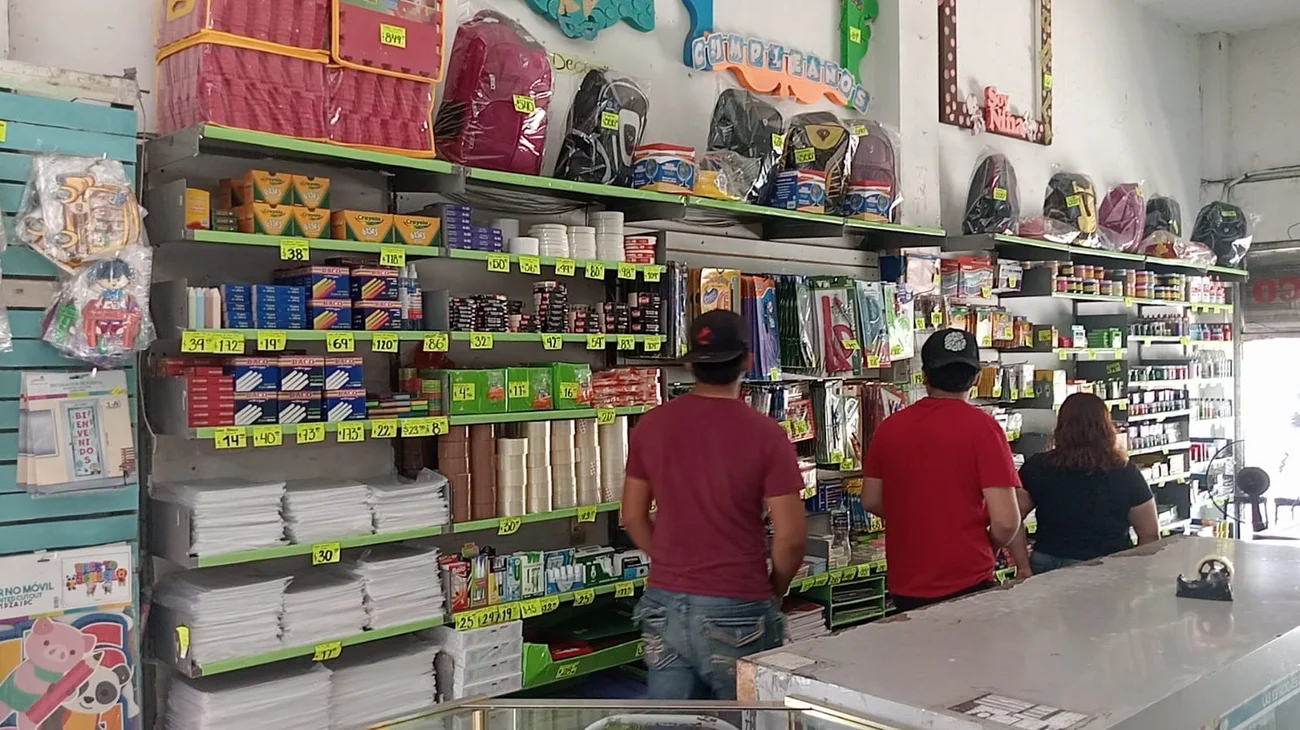 Comerciantes de Saltillo se alistan para temporada de útiles