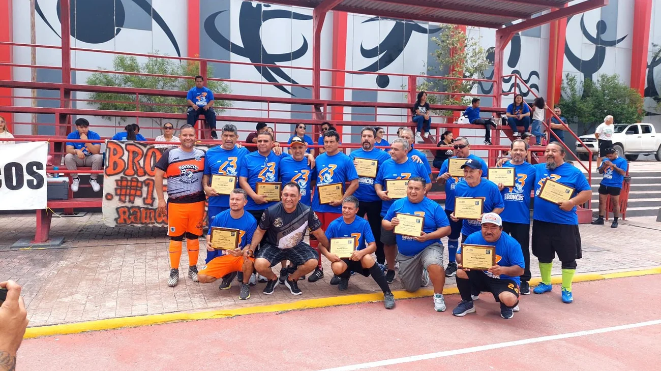 Reconocen a 15 figuras del futbol en aniversario de Club Broncos