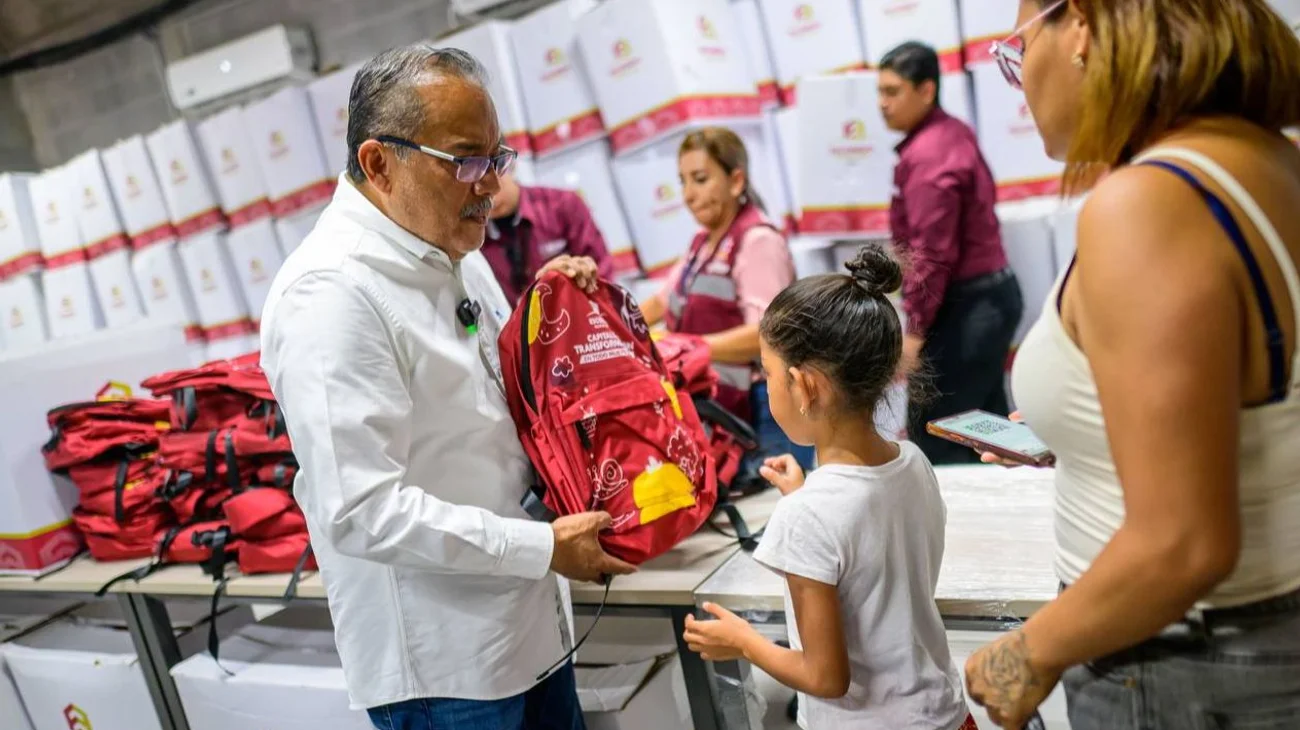Apoya Escobedo a estudiantes con útiles escolares 