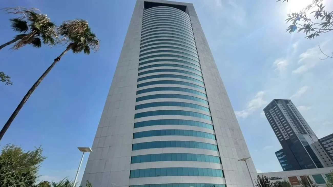 Desalojan Torre Administrativa por fuga de agua