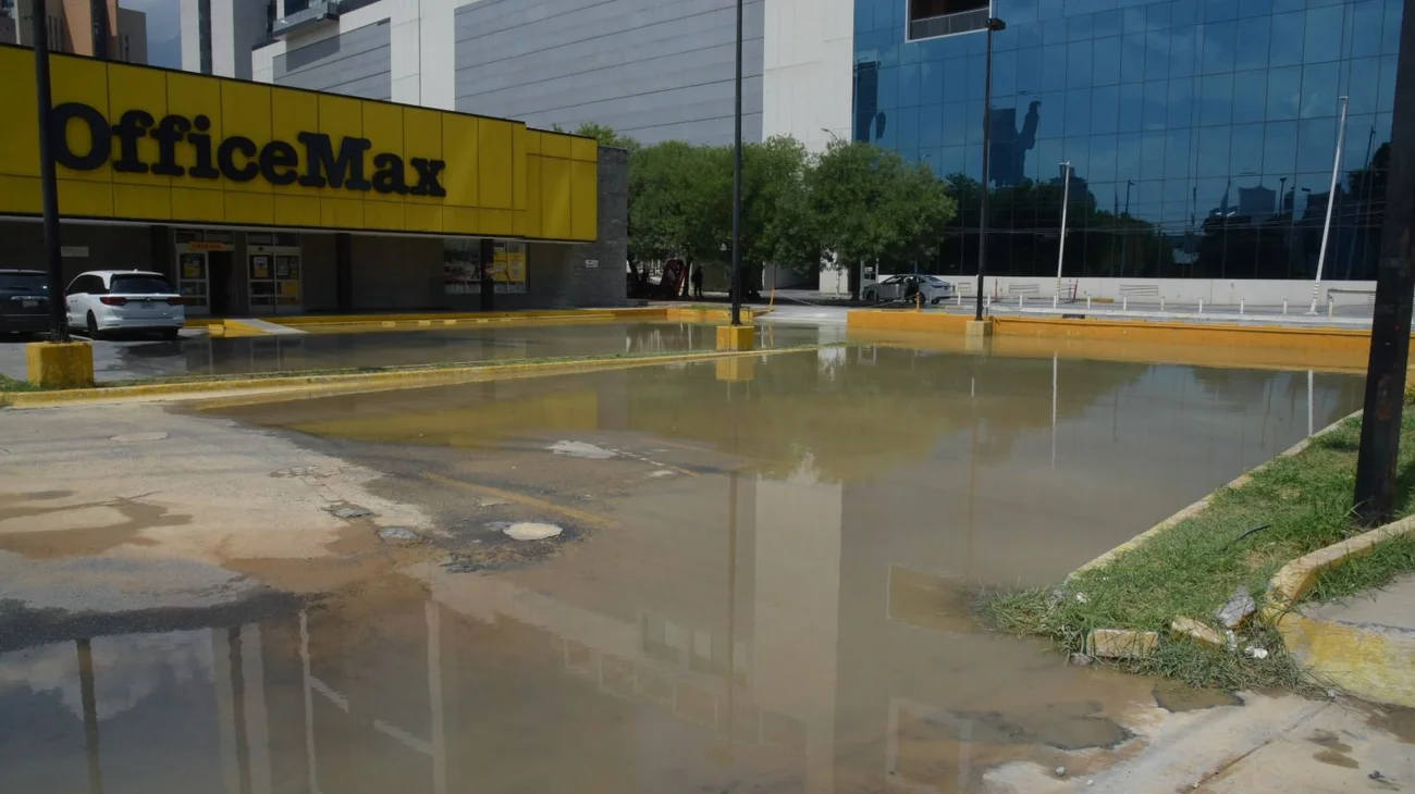 Cierran vialidades por reparación de fuga en Valle Oriente