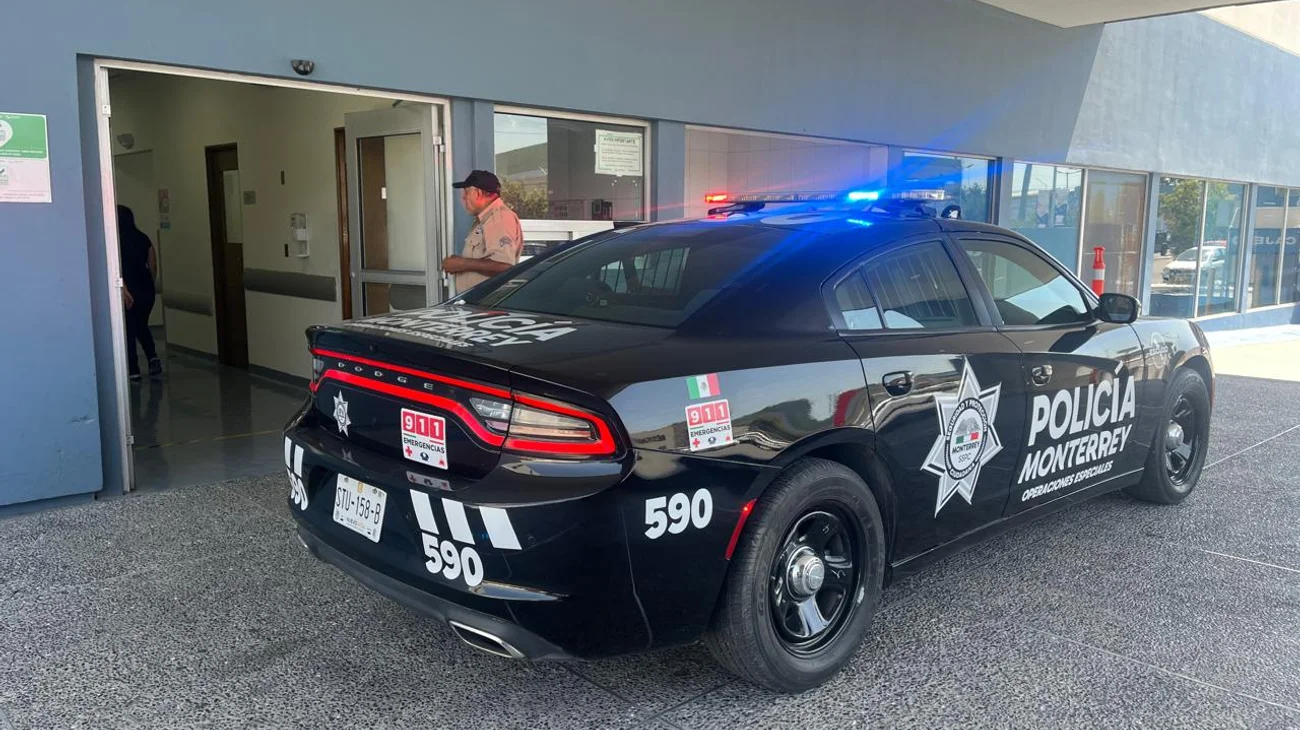 Policías de Monterrey salvan a menor que se atragantó