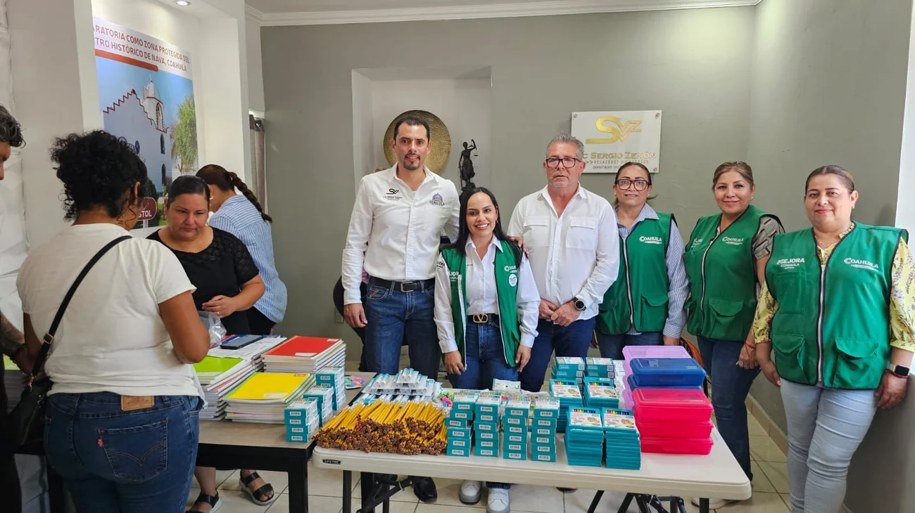 Ofrece diputado útiles escolares a bajo costo