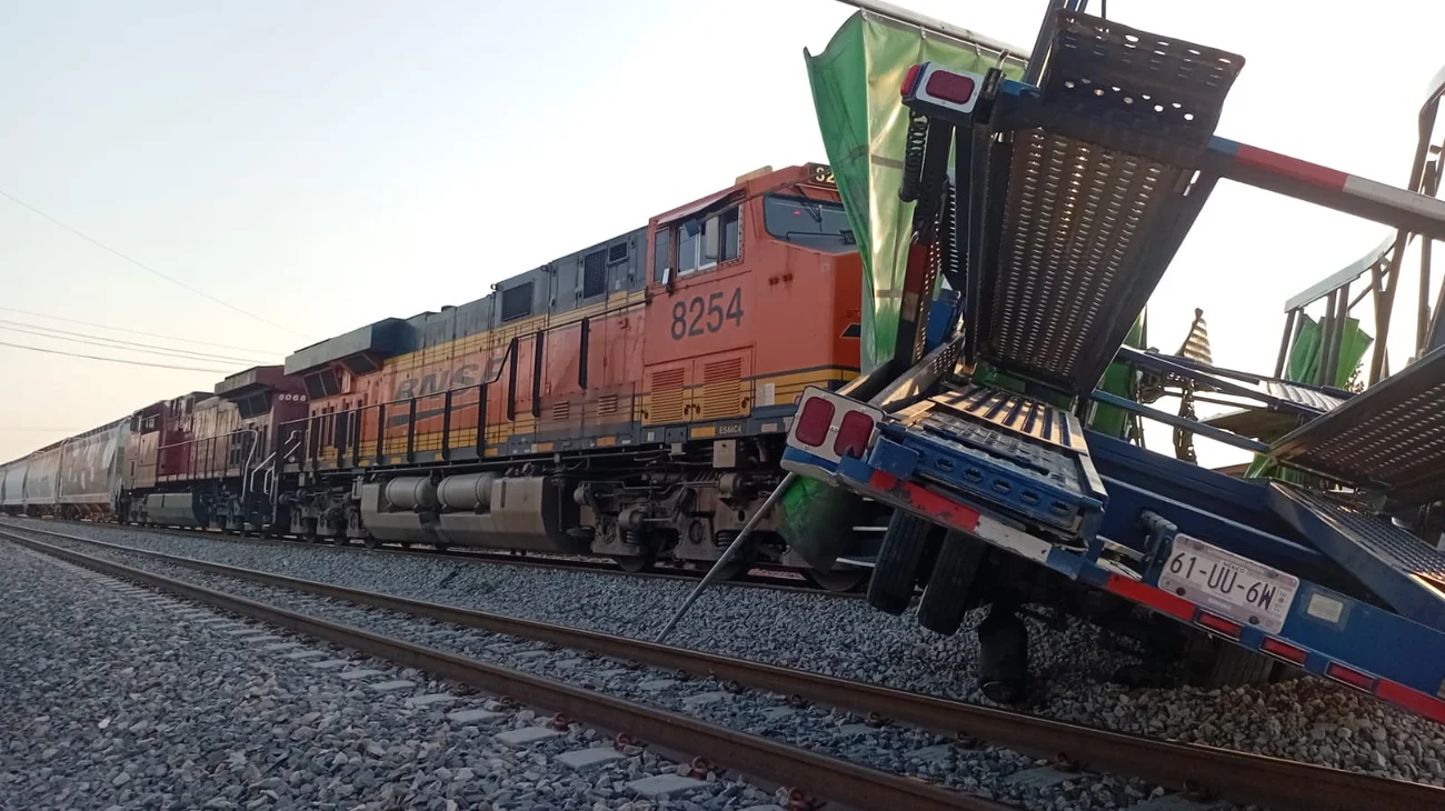 Tráiler intenta ganarle el paso al tren y es impactado