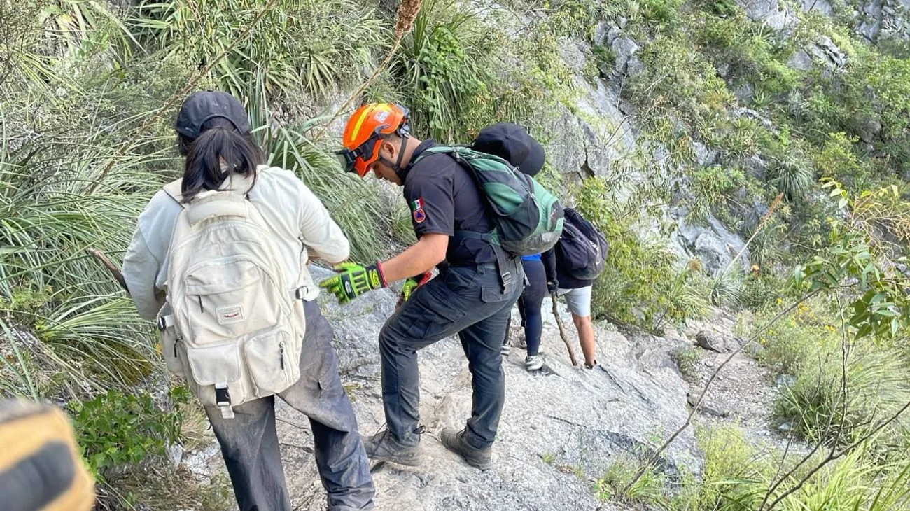 Rescatan a tres senderistas en el Cerro de las Mitras