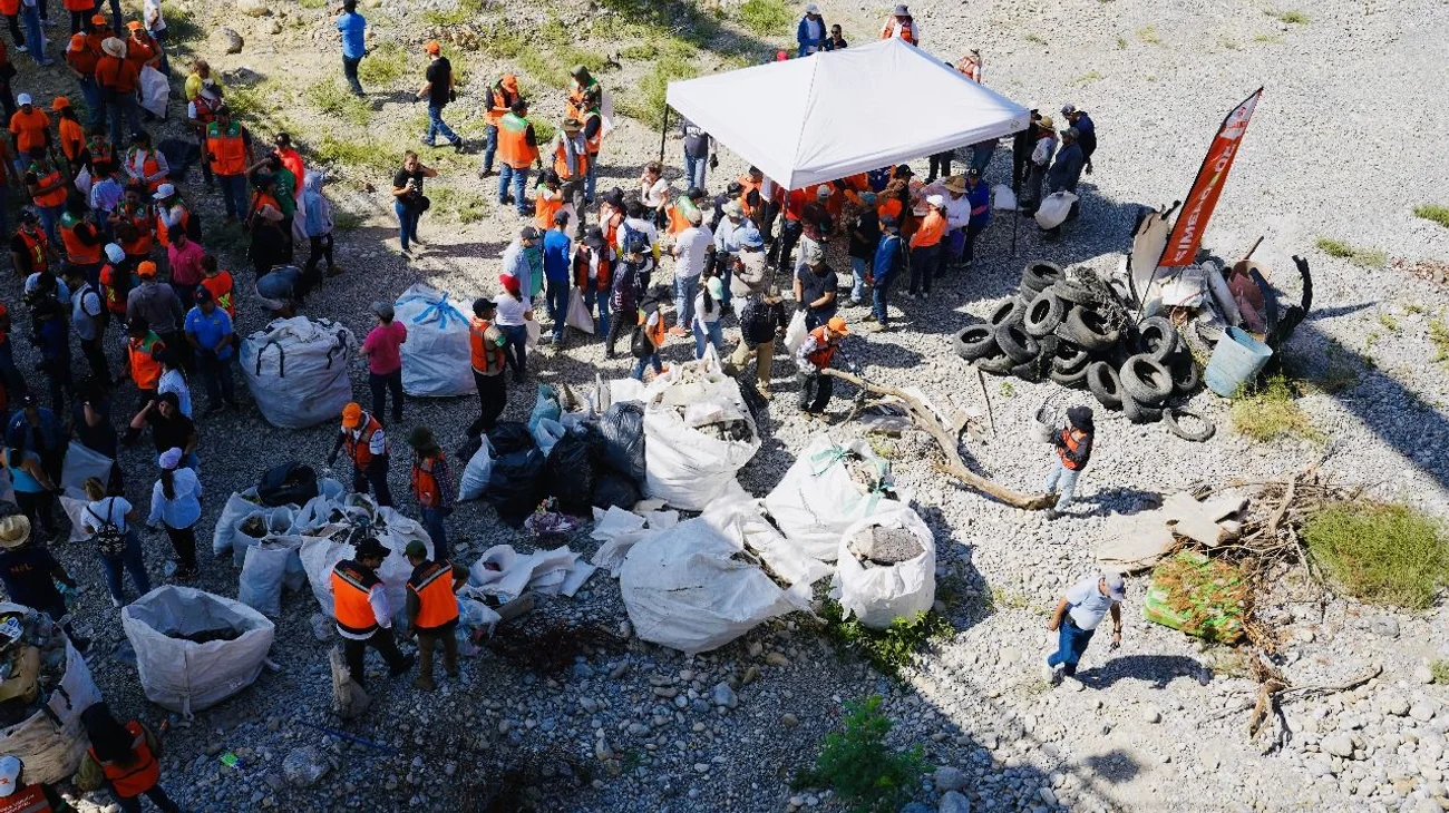 Quitan más de 9 toneladas de basura del río Santa Catarina