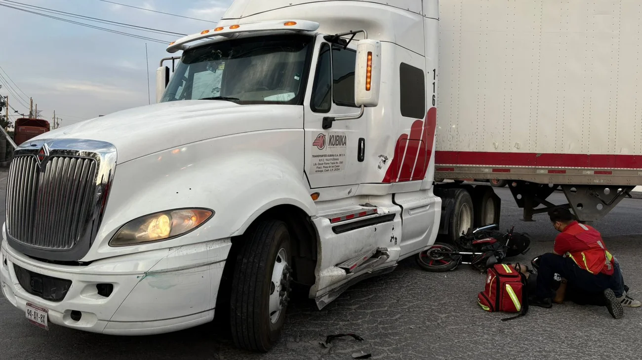 Motociclista choca contra tráiler que dio vuelta prohibida