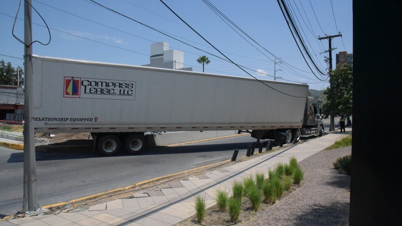 Queda atorado Tráiler en retorno de San Pedro 
