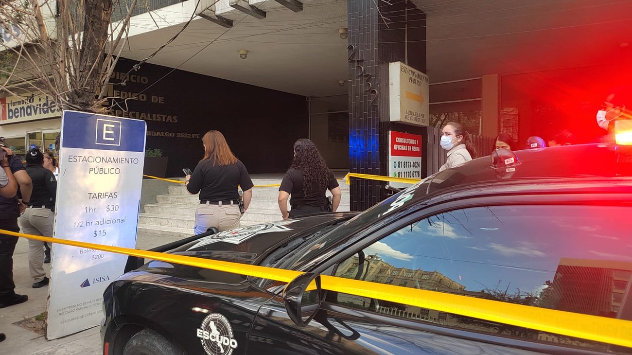 Hacen cateo en clínica tras muerte de joven en cirugía estética