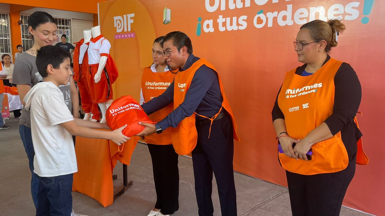 Entrega Arratia uniformes a alumnos de educación básica