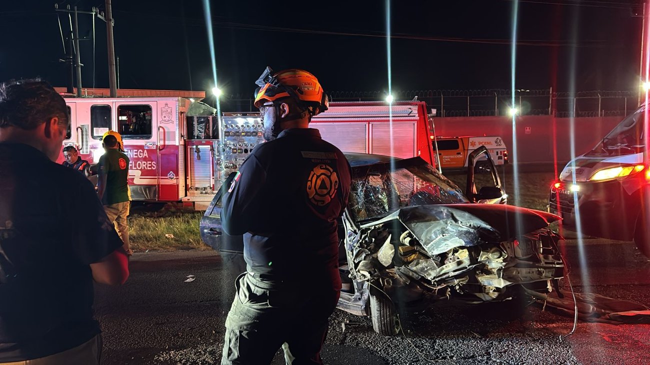 Chocan camión de carga y auto en Salinas Victoria; 3 lesionados