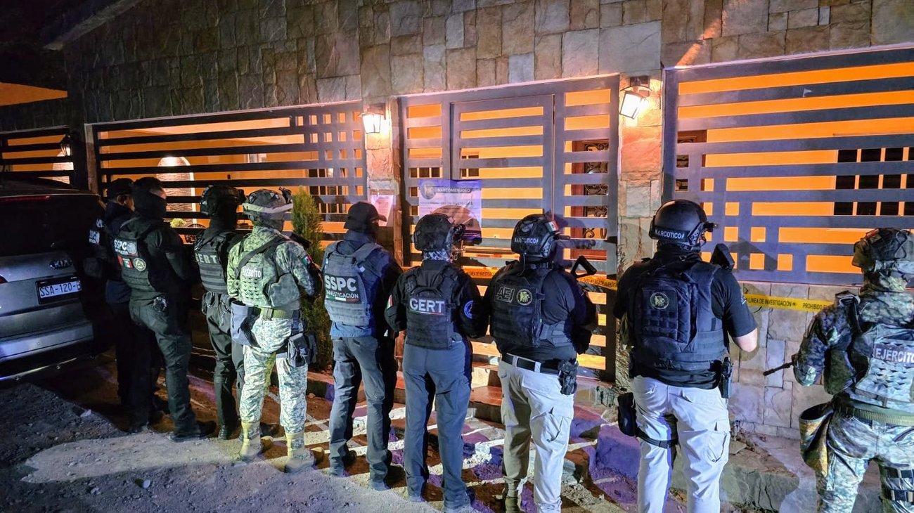 Aseguran arma de fuego y drogas tras cateo en García