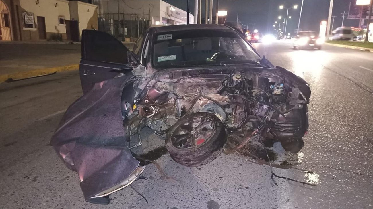 Hombre en estado de ebriedad sale ileso tras fuerte choque