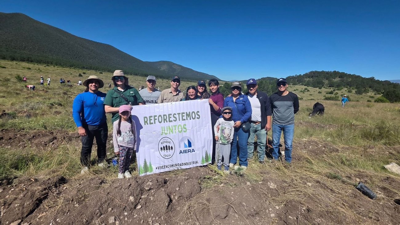 Empresas y voluntarios plantan 2,000 árboles en sierra de Arteaga