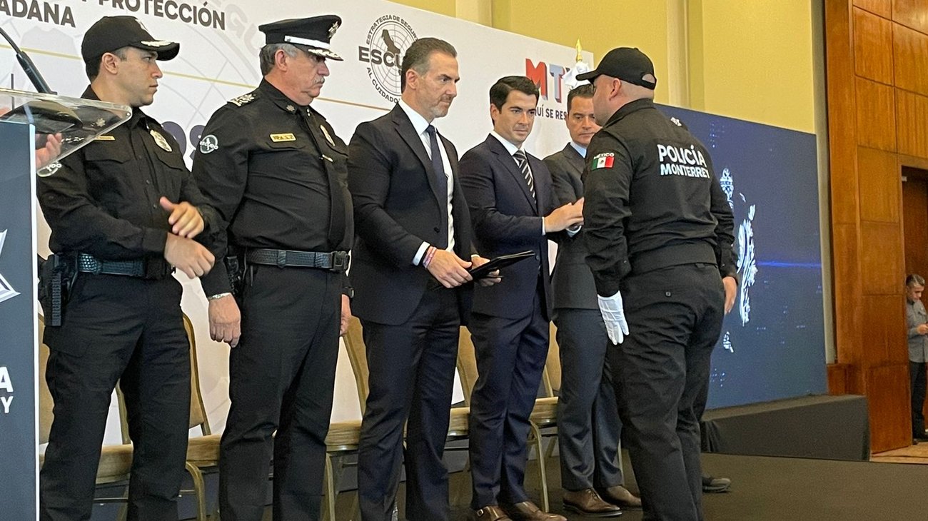 En Día del Policía, entrega Adrián 37 ascensos a oficiales
