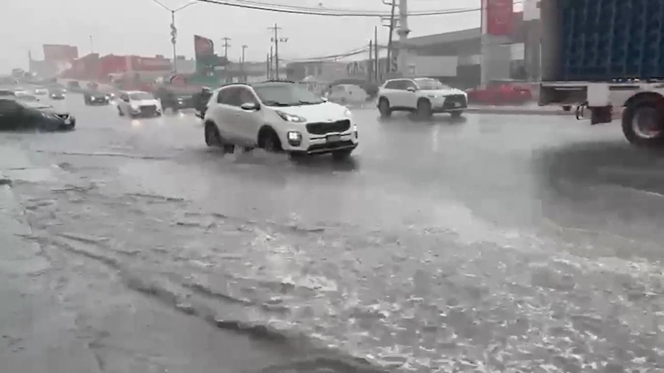 Lluvias en Nuevo León generan fuertes encharcamientos