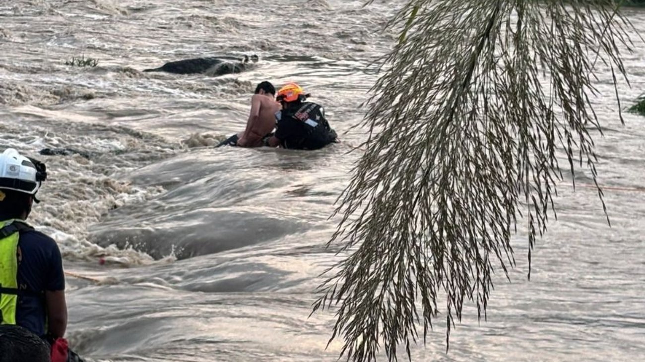Rescatan a tres menores atrapados en el Río Santa Catarina