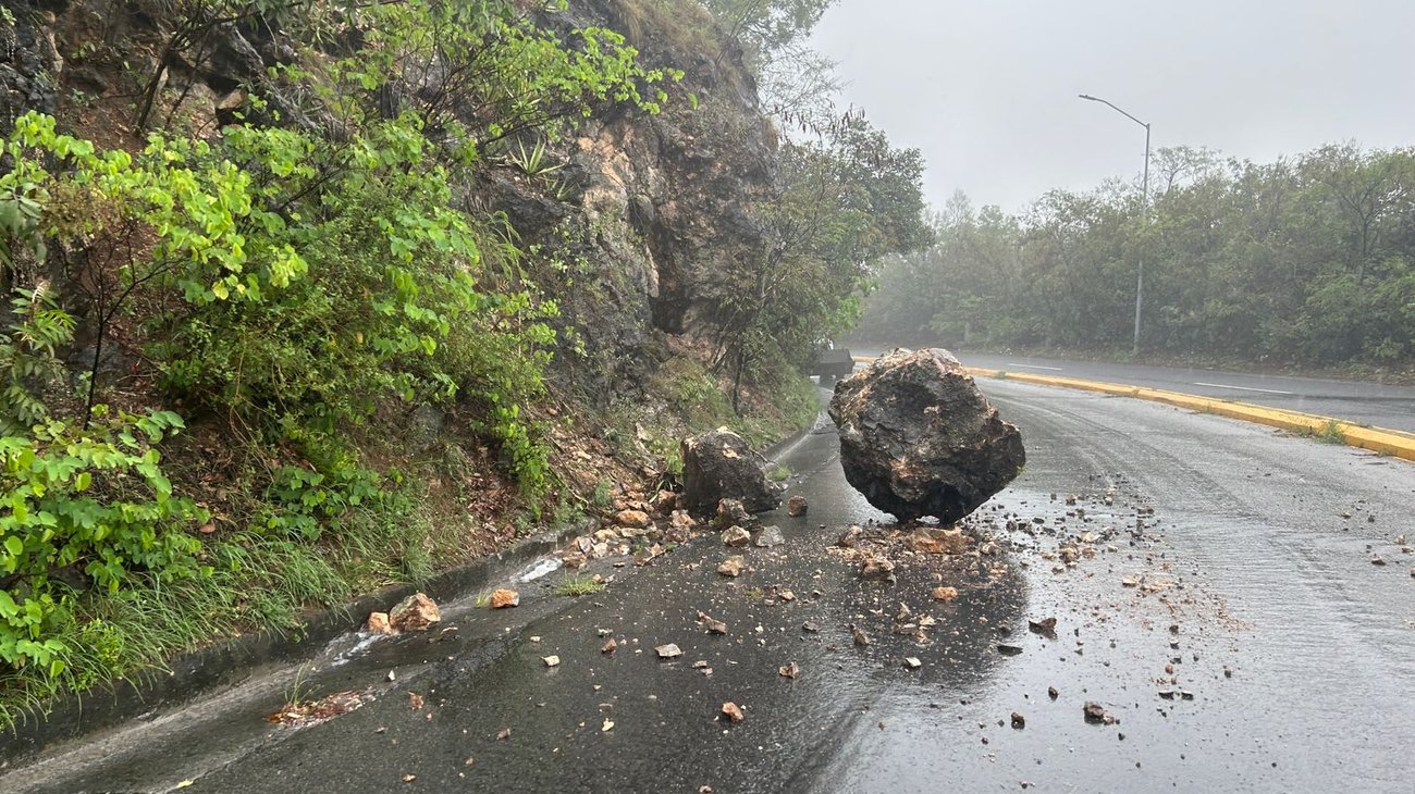 Cae gran roca por deslave de cerro en San Pedro