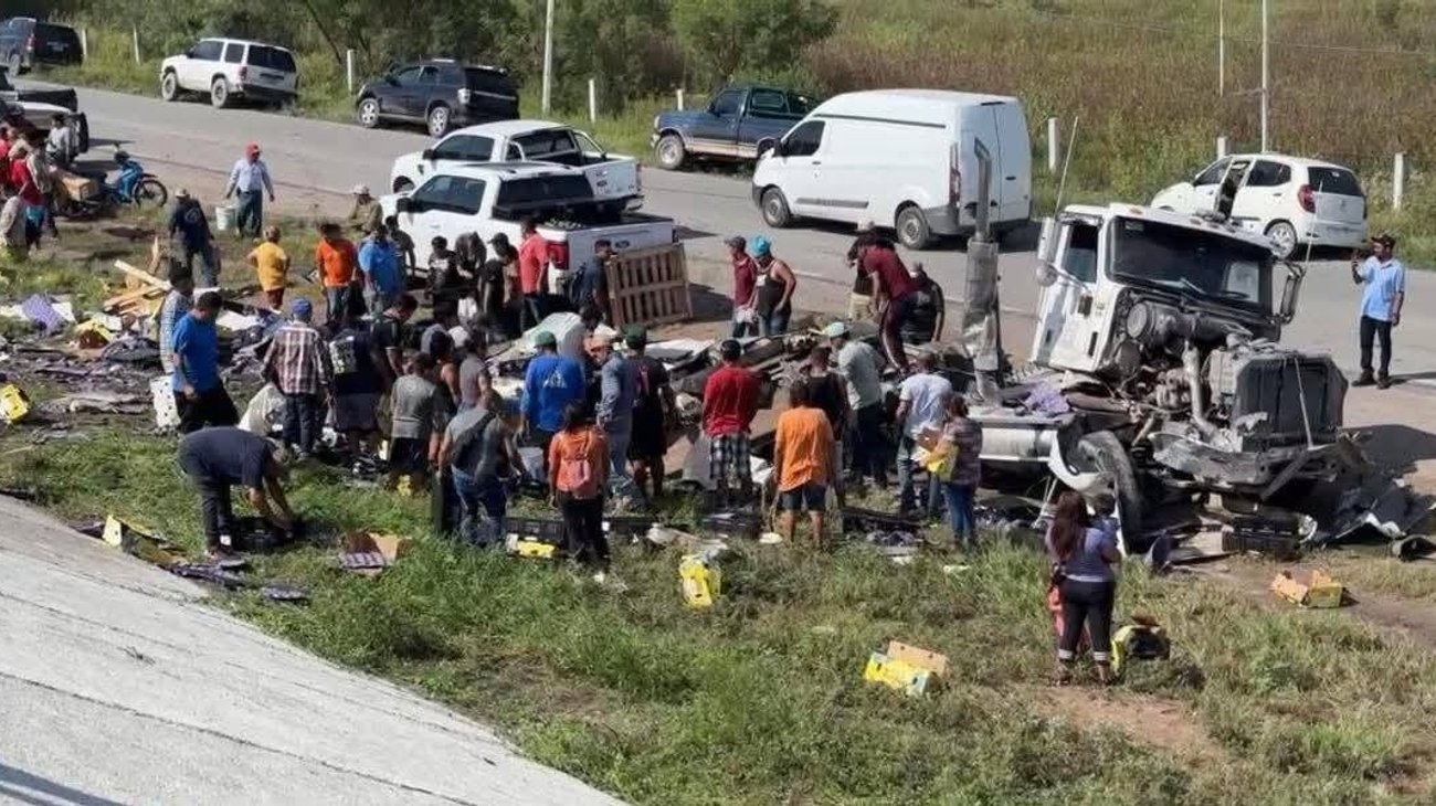Camión con aguacates vuelca en Reynosa y provoca rapiña