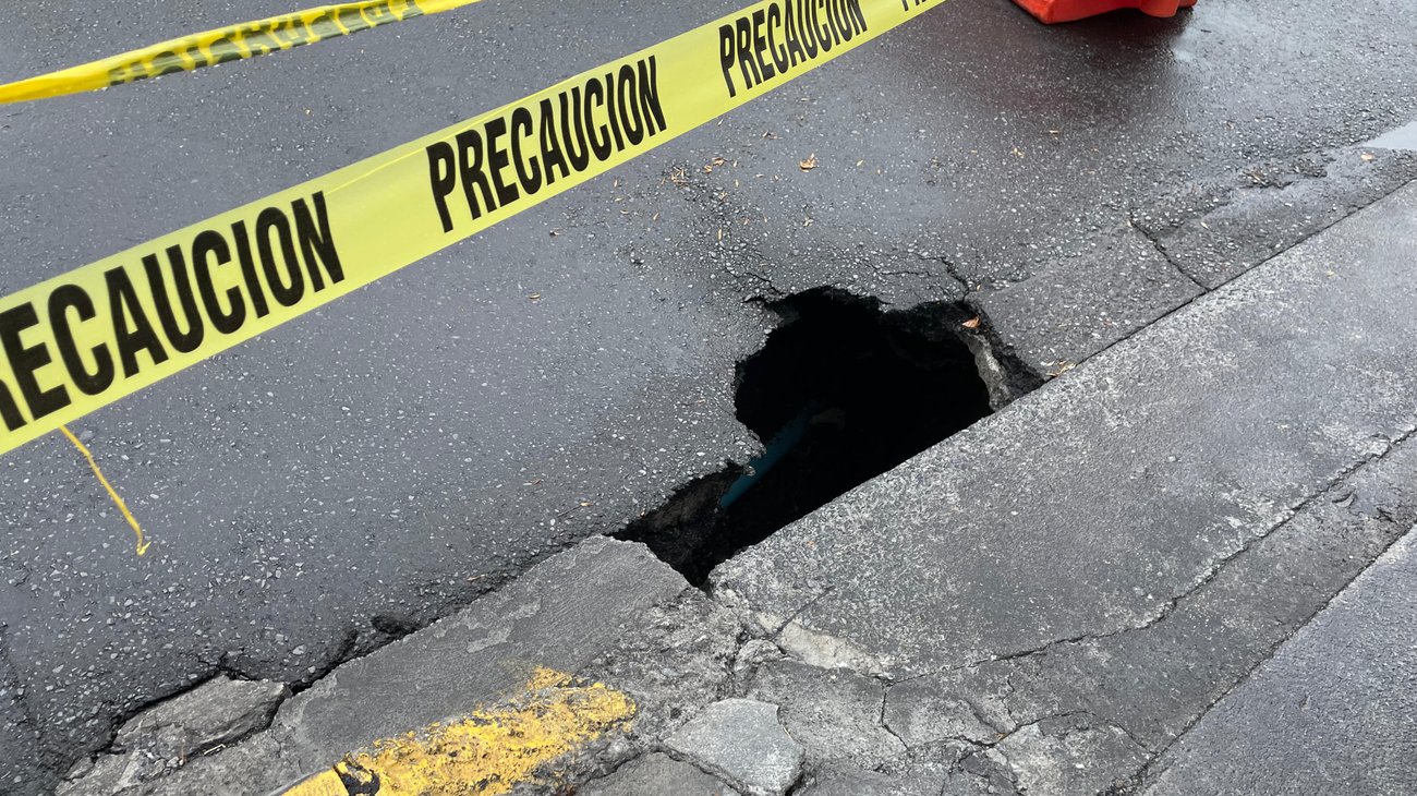 Se abre socavón de tres metros en calle Washington