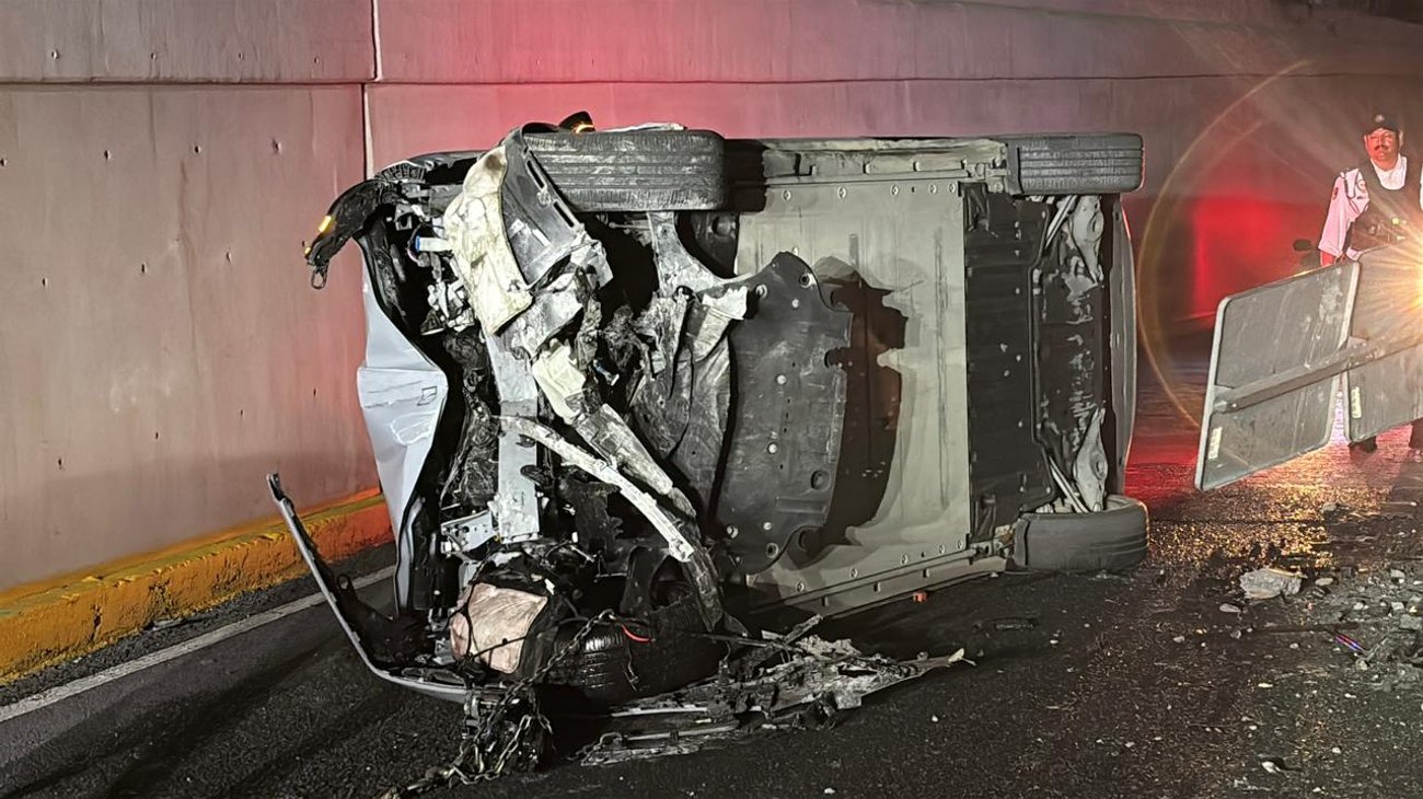 Impacta muro y vuelca camioneta en paso a desnivel de Barragán