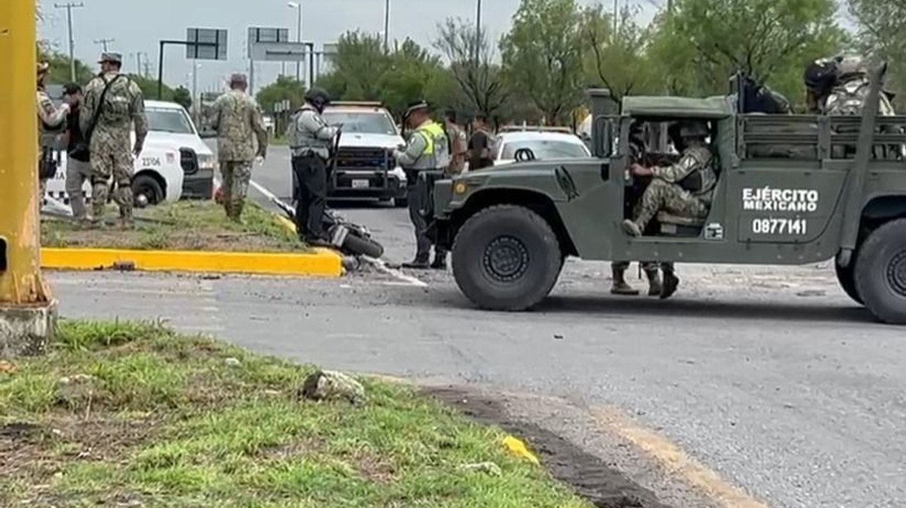 Choque de unidad del ejército con camioneta deja 10 heridos