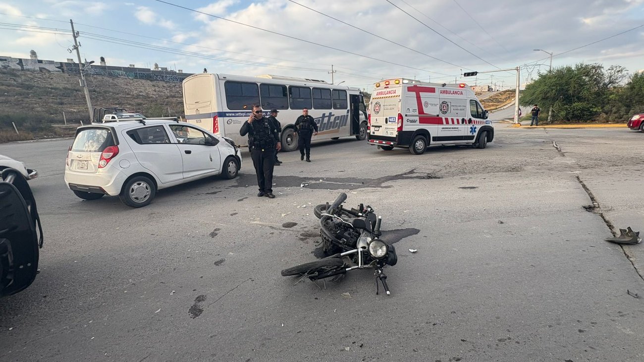 Mujer grave tras accidente entre auto y moto en Ramos Arizpe