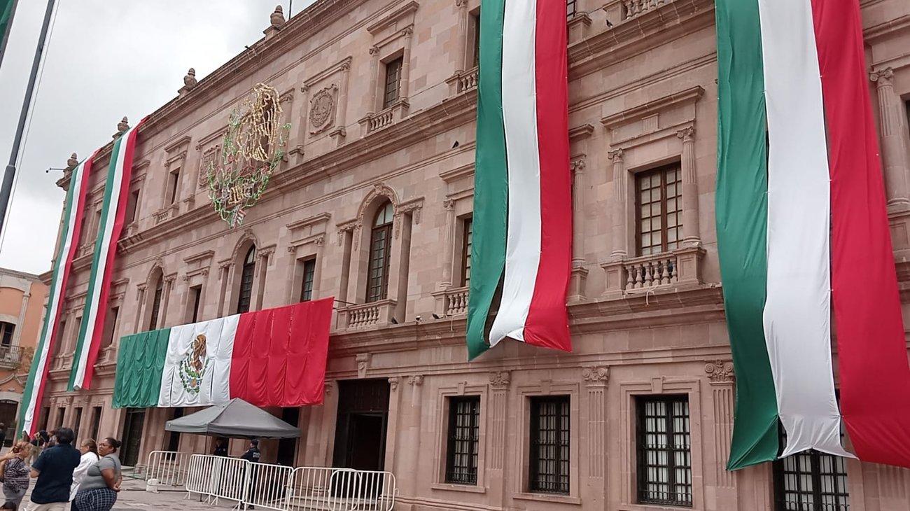 Saltillo se alista adornando la plaza principal con tono tricolor