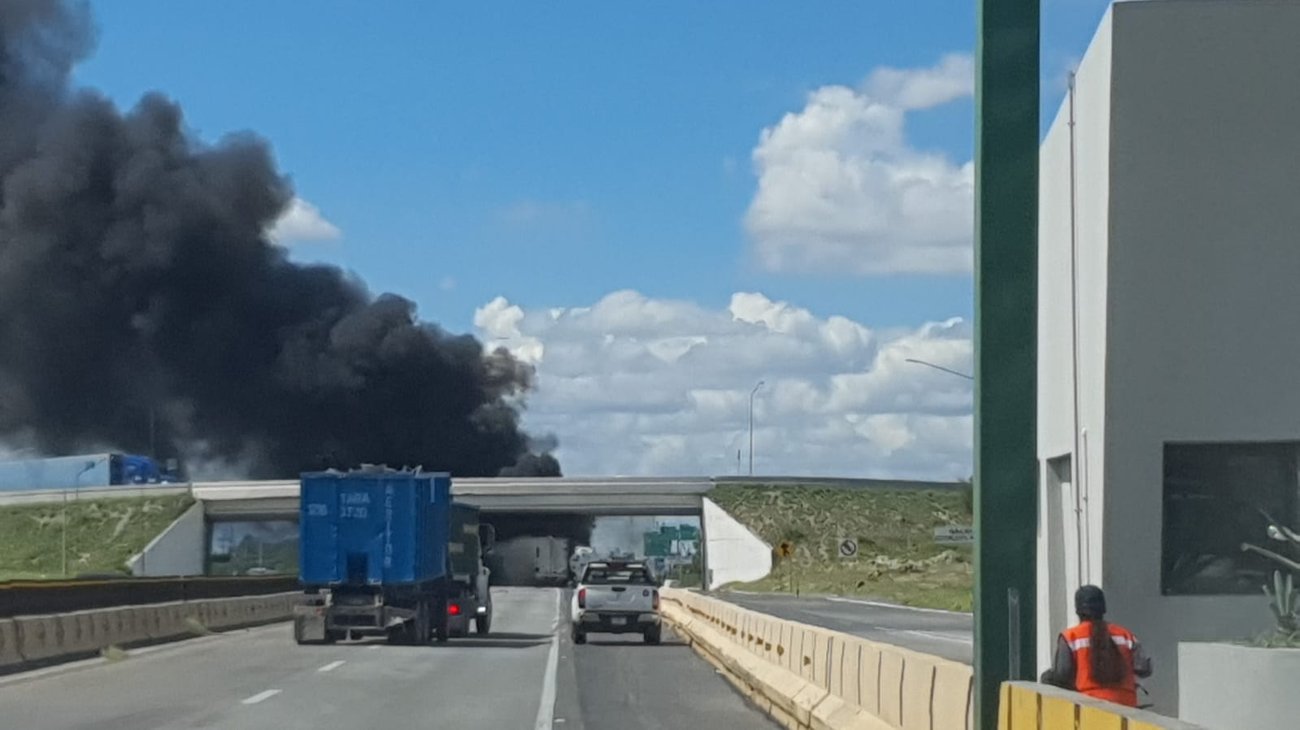 Choque entre tráiler y pipa genera un incendio en Apodaca