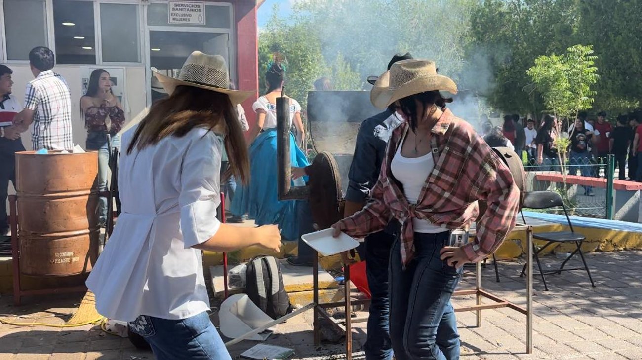 Jóvenes de Nuevo Laredo festejan orgullo de ser mexicanos