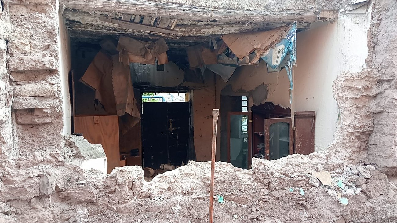 Se derrumba barda en Saltillo y causa daños en vivienda cercana