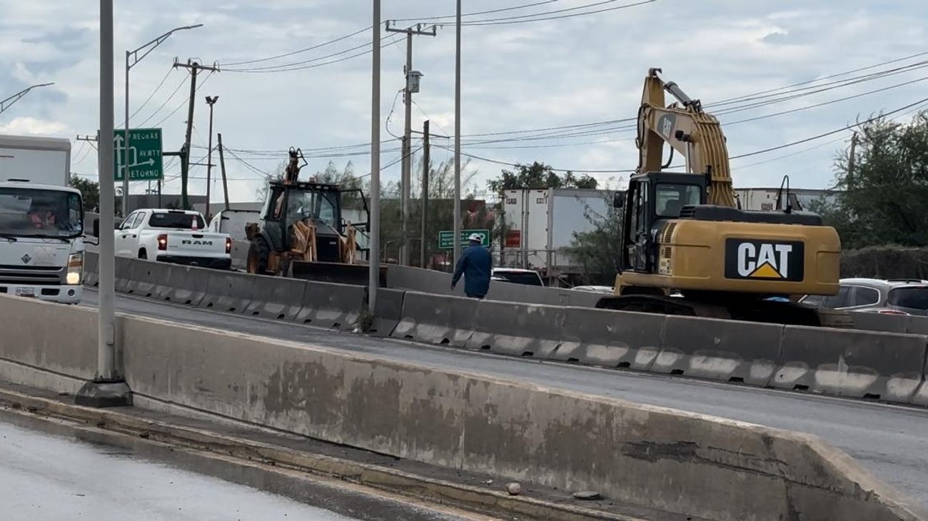 Cierran puente en Avenida Monterrey por falla estructural