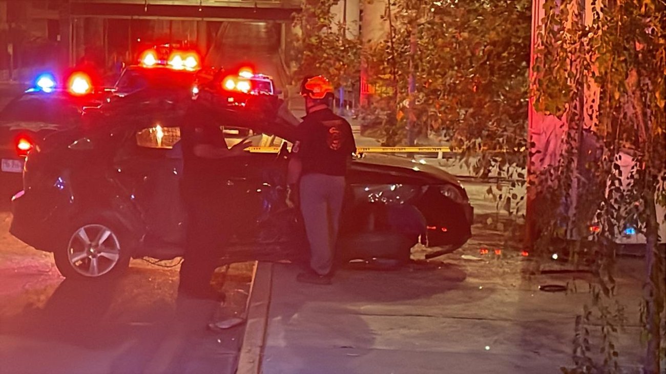 Joven muere al chocar contra columna del Metro en Monterrey