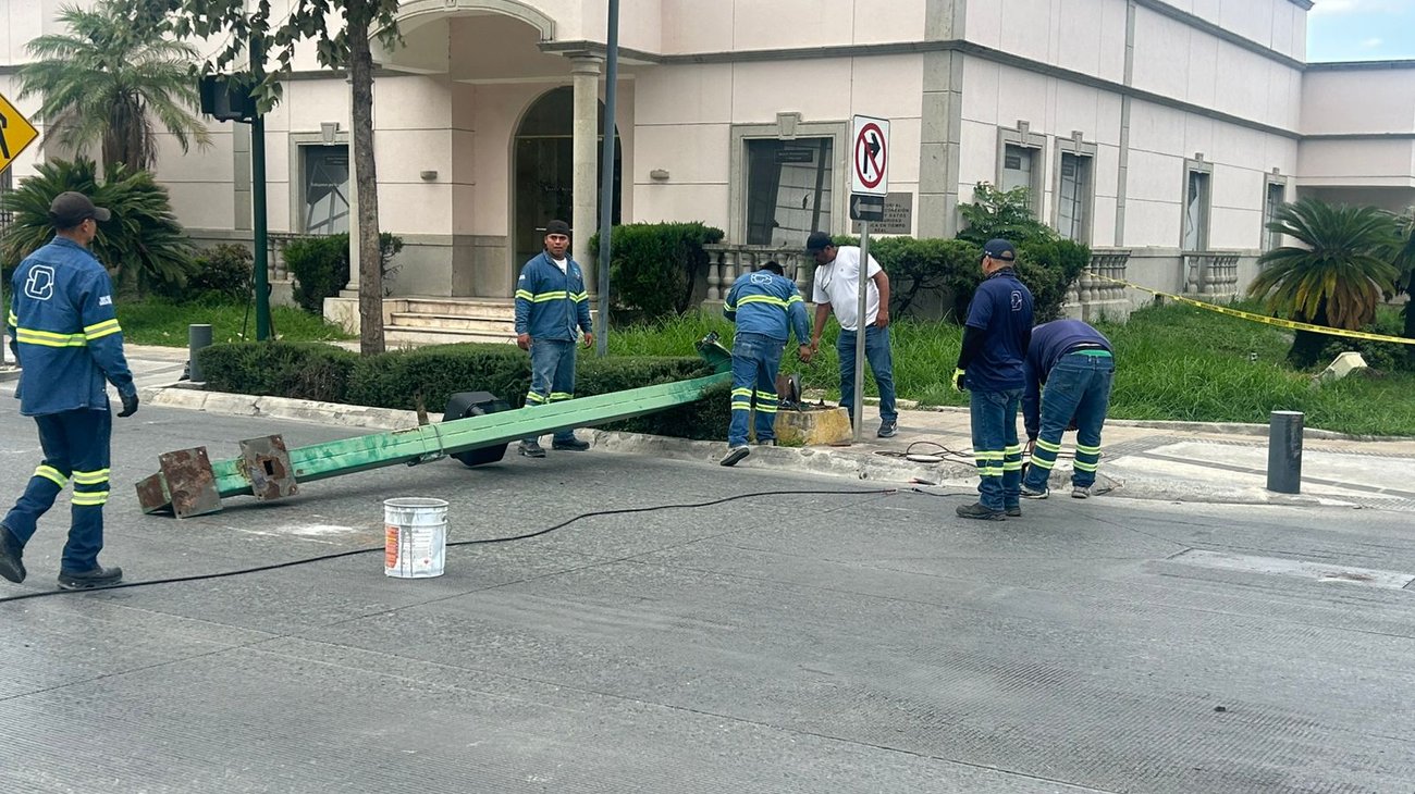 Camioneta tira semáforo y cámaras de seguridad en San Pedro