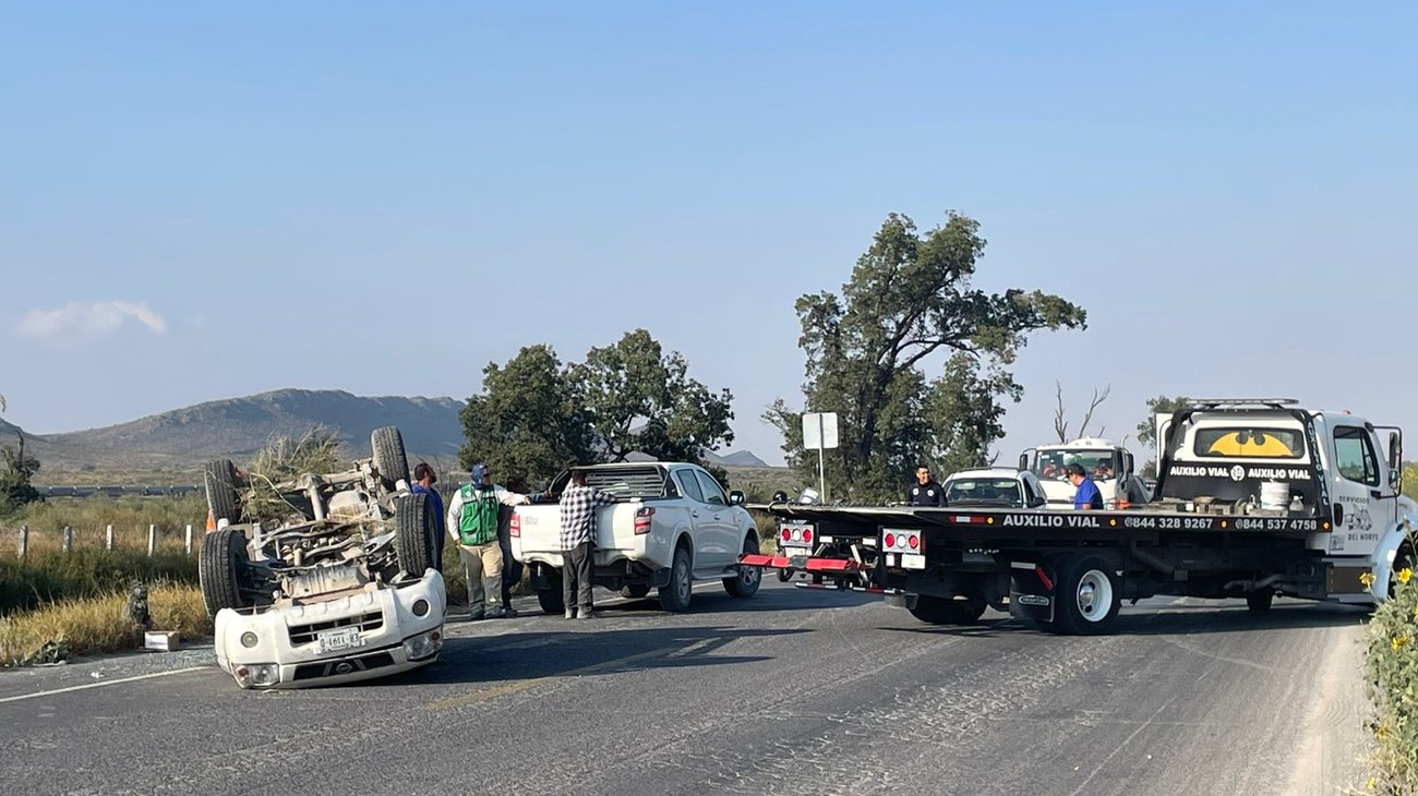 Conductor dormita y vuelca en la carretera Saltillo–Zacatecas